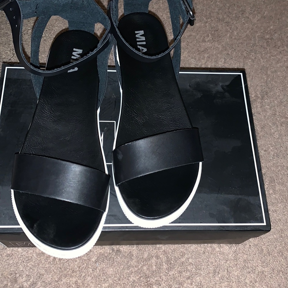 Mia sandals 9 NWT